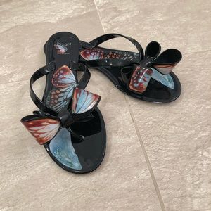 Dizzy butterfly flip flops